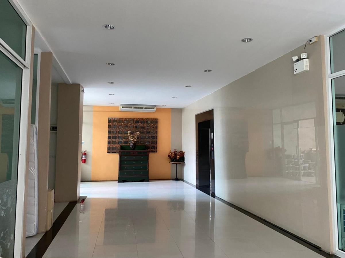 Leenova Place Bangkok Esterno foto
