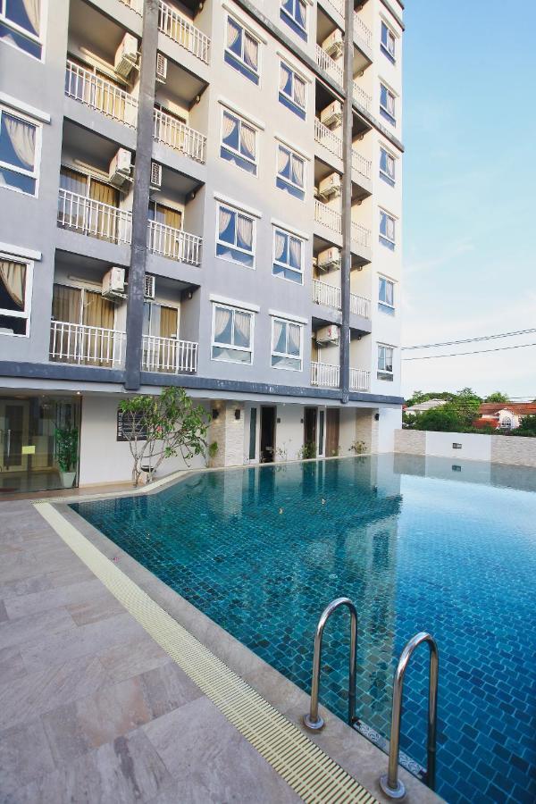 Leenova Place Bangkok Esterno foto