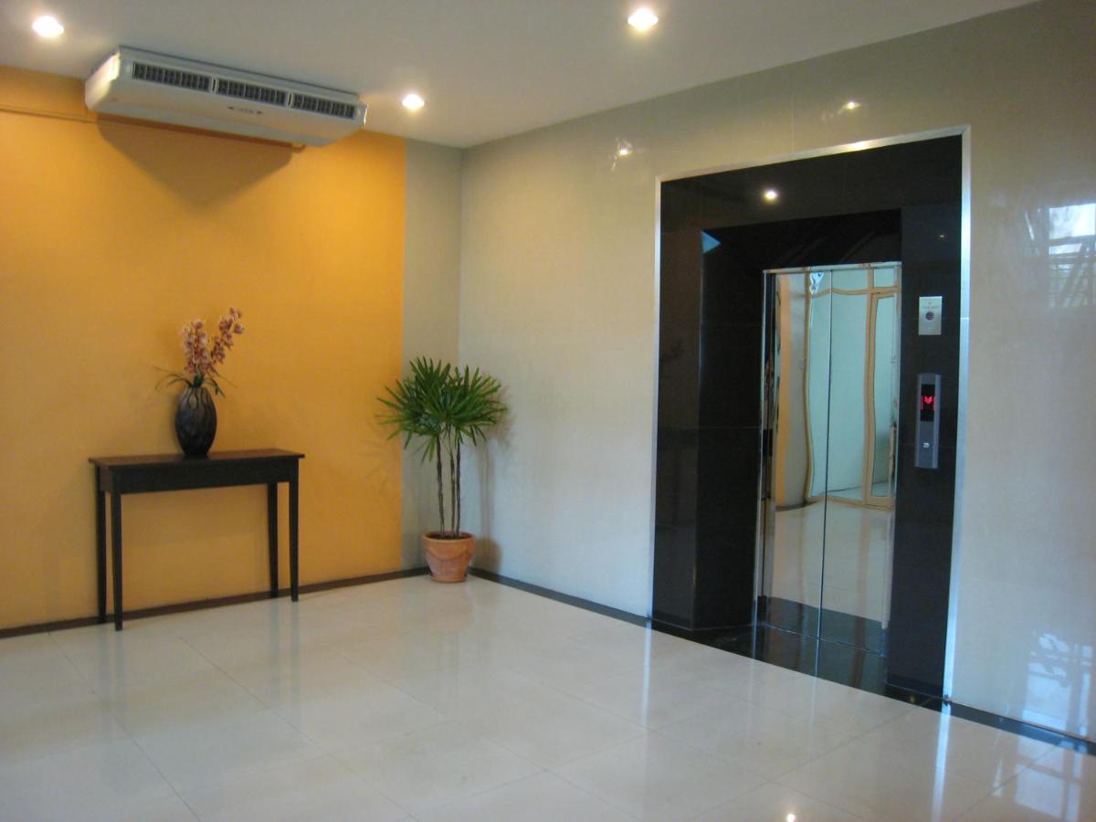 Leenova Place Bangkok Esterno foto