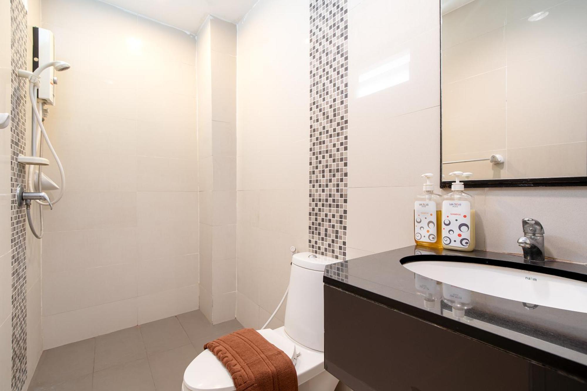 Leenova Place Bangkok Esterno foto