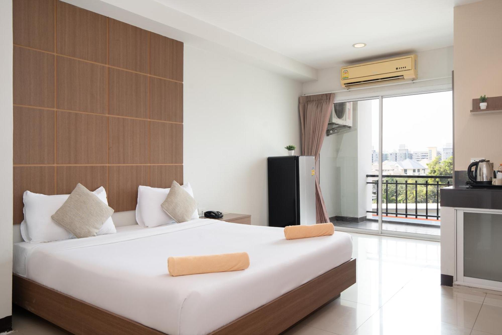 Leenova Place Bangkok Esterno foto
